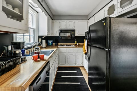 Fully equipped kitchen that is compact and functional