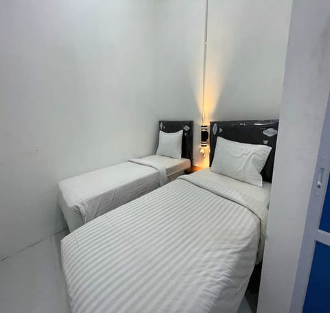 Deluxe Twin Room | Desk, laptop workspace, bed sheets