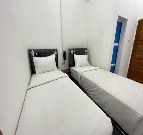 Deluxe Twin Room | Desk, laptop workspace, bed sheets