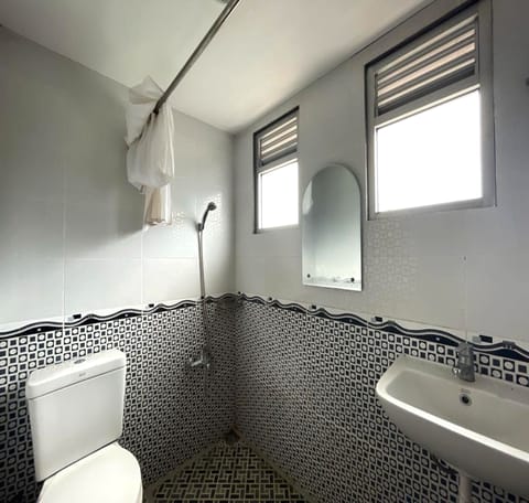 Deluxe Double Room | Bathroom | Shower, towels