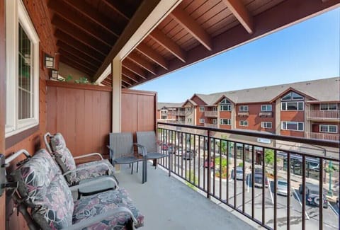 This is the balcony looking down on the riverstone area, close proximity to shopping and entertainment!