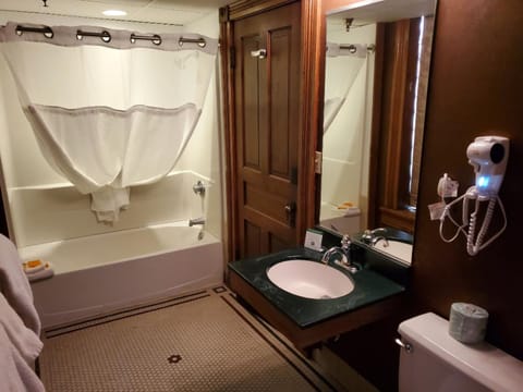 Deluxe Room, 1 Queen Bed, Refrigerator | Bathroom | Combined shower/tub, hair dryer, towels