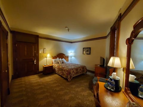 Deluxe Room, 1 Queen Bed, Refrigerator | Individually decorated, individually furnished, free WiFi, bed sheets