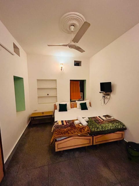 Deluxe Room, 1 King Bed | Desk, laptop workspace, free WiFi, bed sheets