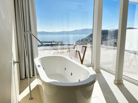 Luxury Room, 1 King Bed, Hot Tub, Sea View | Private spa tub