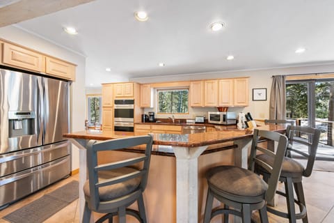Breakfast Bar with seating for five