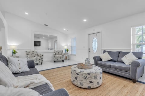 House, 4 Bedrooms | Living area | Smart TV