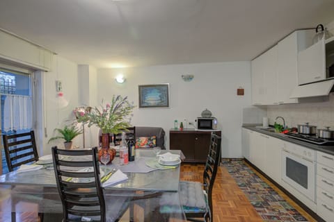 Family Apartment, 1 Bedroom (Studio Saturno 23 in the city center) | Private kitchenette | Fridge, microwave, oven, stovetop