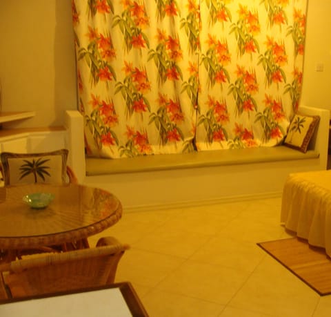 Standard Studio (Island View) | In-room safe, desk, iron/ironing board, free WiFi