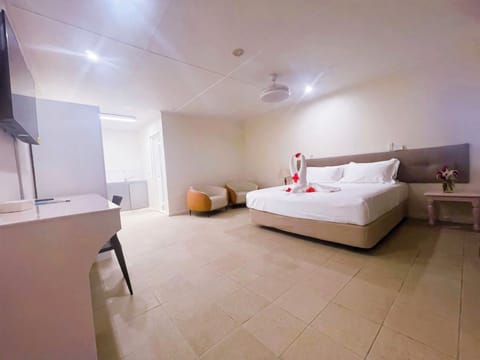 Panoramic Studio Suite | Desk, laptop workspace, free WiFi, bed sheets