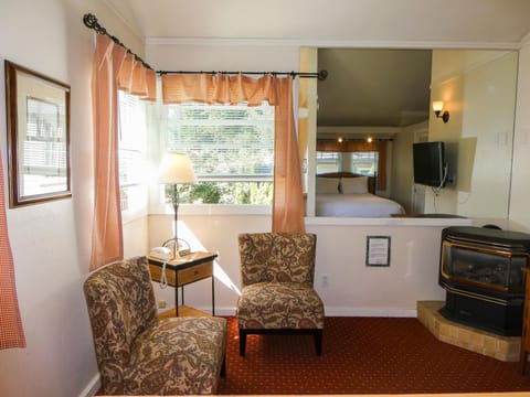 Essex Room, 1 Queen, No Parking (Not Pet Friendly) | Living area | 32-inch flat-screen TV with cable channels, TV