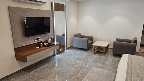 Deluxe Room | Living area | LED TV