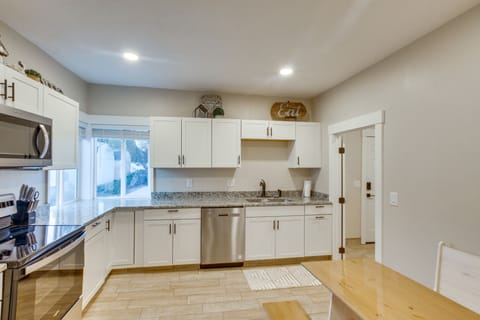 Apartment (3 Bedrooms) | Private kitchen | Microwave, oven, stovetop, dishwasher