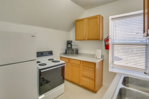 Apartment (1 Bedroom) | Private kitchen | Paper towels