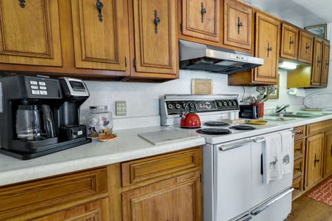 House (3 Bedrooms) | Private kitchen | Oven, stovetop, dishwasher, cookware/dishes/utensils