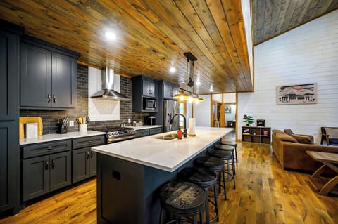 [KITCHEN] Showcase your culinary skills with a fully equipped kitchen