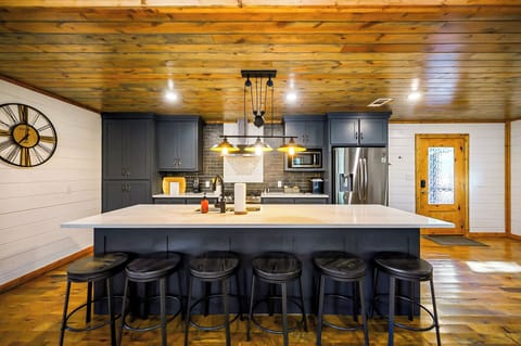 More seating around the kitchen area (5 bar stools)