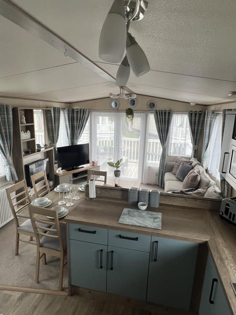 Cabin | Private kitchen | Fridge, microwave, oven, stovetop