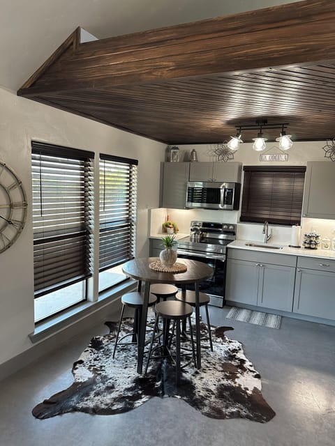 Kitchen, table for 4