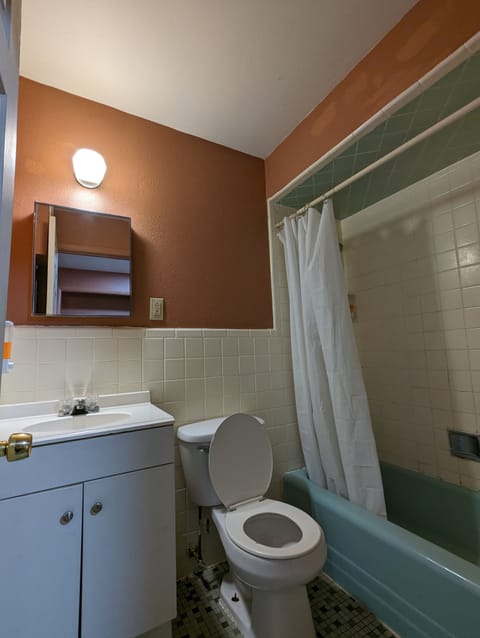 Basic Double Room | Bathroom | Bathtub, towels