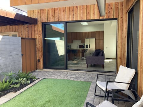 Private entrance and court yard. Relax in the garden. 