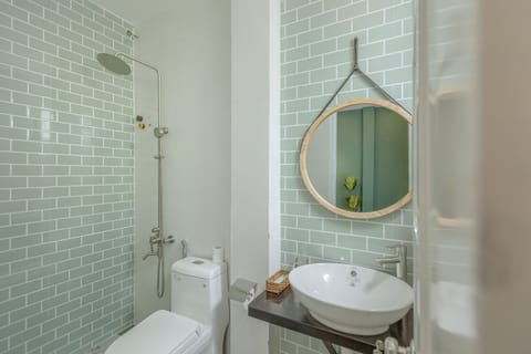 Deluxe Room | Bathroom | Shower, rainfall showerhead, hair dryer, towels