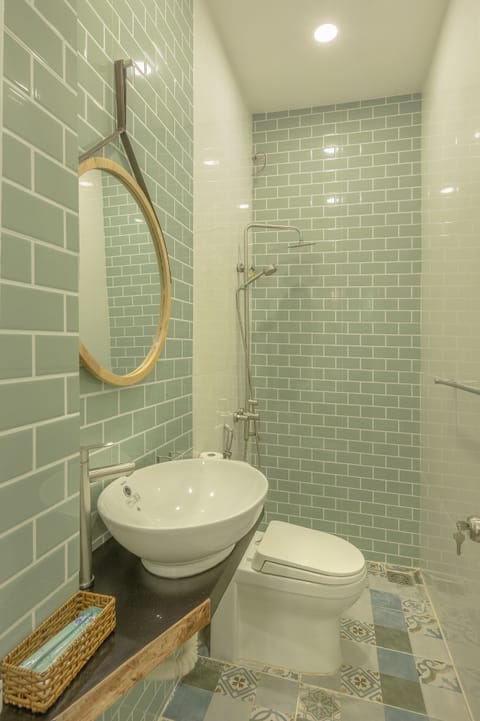 Standard Single Room | Bathroom | Shower, rainfall showerhead, hair dryer, towels