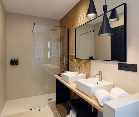 Superior Room, City View | Bathroom | Shower, rainfall showerhead, free toiletries, hair dryer