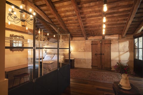 VITTURI | Desk, soundproofing, free WiFi