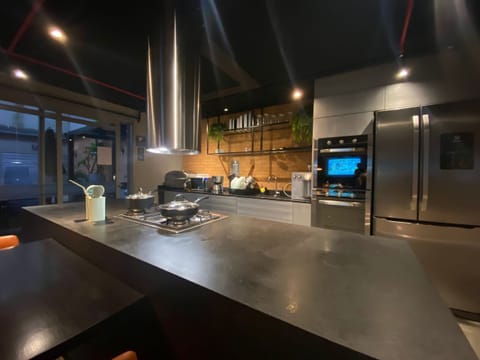 Design Studio | Private kitchen | Full-size fridge, microwave, cookware/dishes/utensils, spices