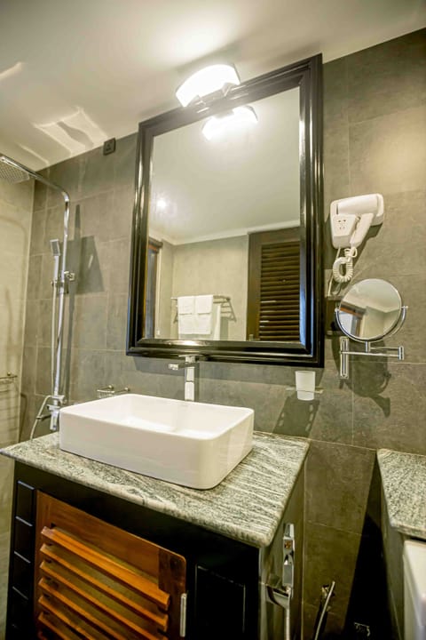 Deluxe Room, 1 King Bed, Sea View | Bathroom | Free toiletries, hair dryer, bathrobes, bidet