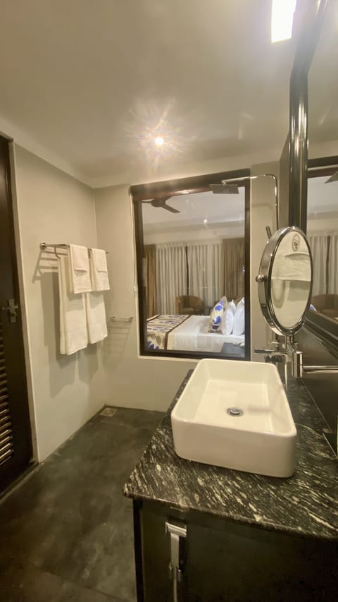 Deluxe Double Room | Bathroom | Free toiletries, hair dryer, bathrobes, bidet