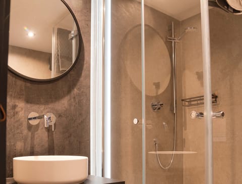 Deluxe King Room | Bathroom | Shower, hair dryer, towels, soap