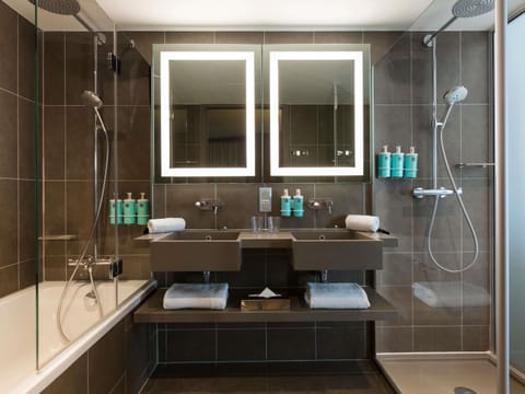 Junior Suite (Eiffel Tower View) | Premium bedding, minibar, in-room safe, desk