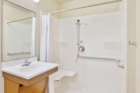 Combined shower/tub, hair dryer, towels