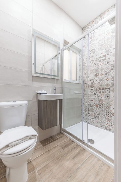 Comfort Apartment | Bathroom | Shower, free toiletries, hair dryer, towels