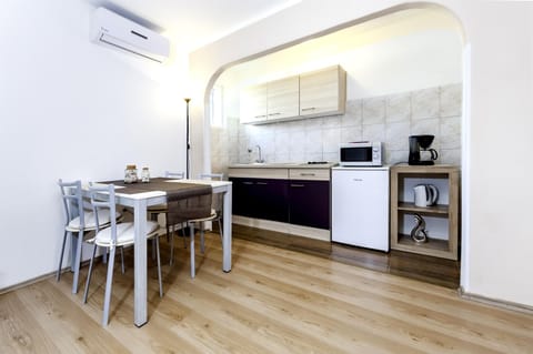 Studio | Private kitchen | Fridge, microwave, stovetop, coffee/tea maker