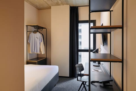 Standard Single Room | Minibar, in-room safe, desk, laptop workspace