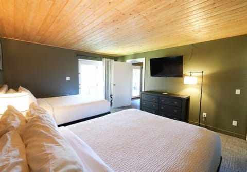 Updated Cades Cove Suite with Kitchenette | Desk, blackout drapes, free WiFi, bed sheets