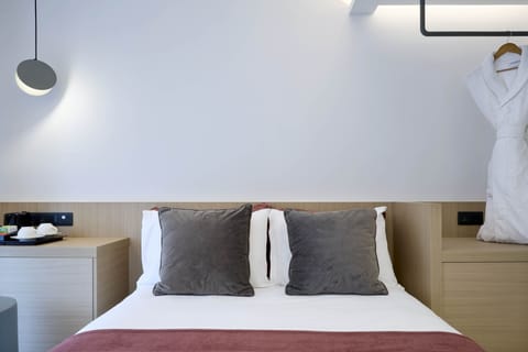 Basic Room | In-room safe, soundproofing, free WiFi, bed sheets