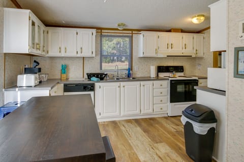 House (3 Bedrooms) | Private kitchen | Microwave, oven, stovetop, dishwasher