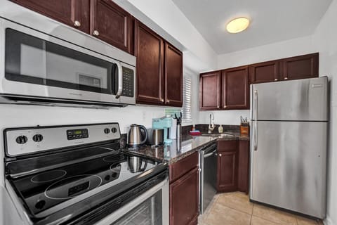 Family Apartment | Private kitchen | Microwave, toaster, griddle, cookware/dishes/utensils