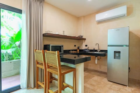 Premium Studio Suite | Private kitchen | Full-size fridge, microwave, cookware/dishes/utensils, cleaning supplies