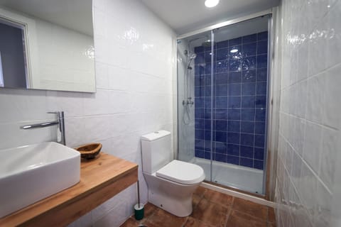 Classic Studio, 1 Bedroom | Bathroom | Free toiletries, hair dryer, bathrobes