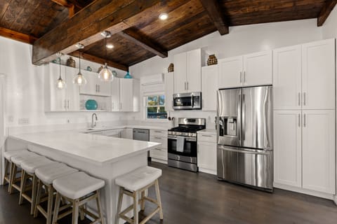 Fully equipped kitchen and breakfast bar