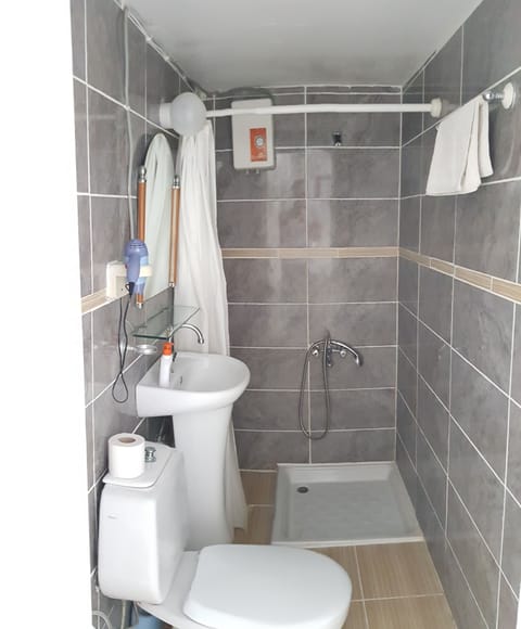 Economy Double or Twin Room | Bathroom | Shower, free toiletries, hair dryer, towels