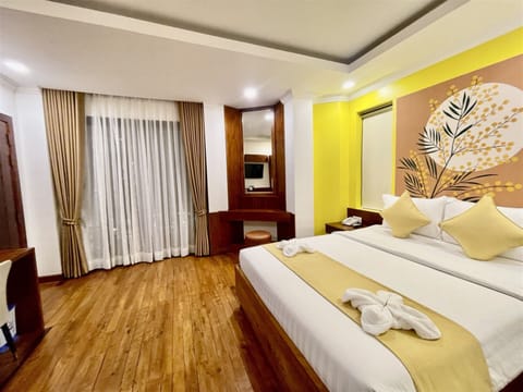 Deluxe Double Room With Balcony-Free Pickup at Bus Station | Egyptian cotton sheets, premium bedding, minibar, desk