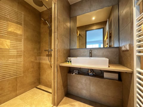 Junior Suite | Bathroom | Free toiletries, hair dryer