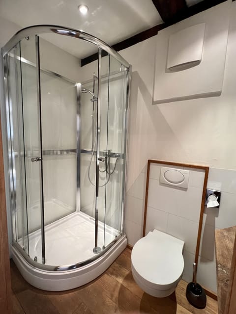 Combined shower/tub, rainfall showerhead, free toiletries, hair dryer