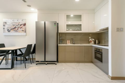 Business Suite, 1 Bedroom, Business Lounge Access | Private kitchen | Fridge, microwave, oven, stovetop